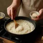 Come si prepara un risotto cremoso senza panna? La tecnica che salva anche i principianti